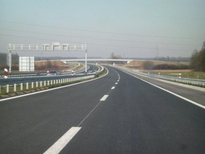Na dijelu autoceste A4 promet se odvija preticajnim trakom zbog radova