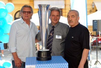 Branko Gračanin (lijevo) i Marjjan Čerček (desno) s Dinamovim povjerenikom Stankom Lazarom i trofejom KVG-a