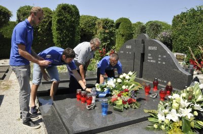 Izaslanstvo NK Varaždina kod groba Anđelka Herjvaca