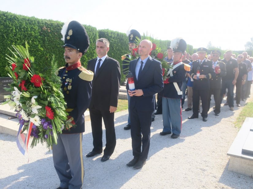 FOTO: Vijenci i svijeće za poginule branitelje uoči Dana pobjede