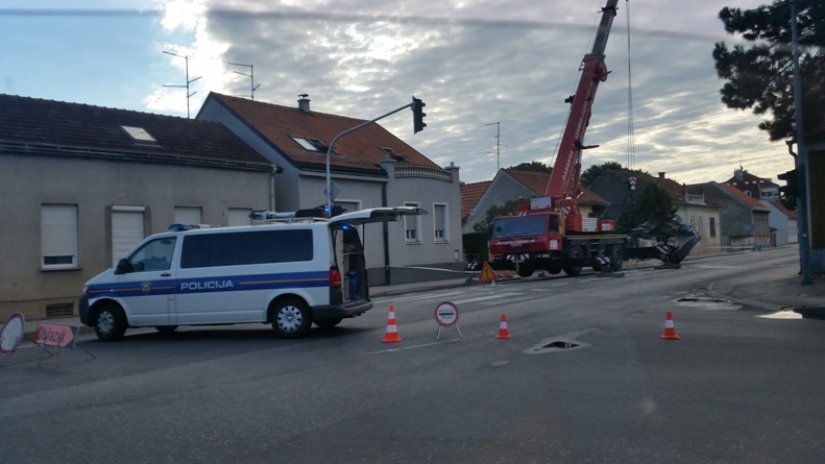 FOTO Zbog prebrze vožnje, sletio s ceste i teretnjakom udario u kuću