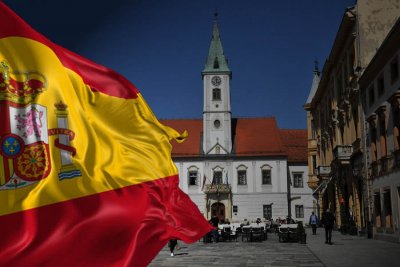 Španjolska zastava na pročeljima zgrada središnjeg trga u Varaždinu