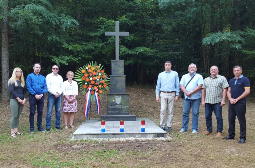 Odali počast žrtvama ispred spomen obilježja na stratištu u šumi Kolnjak