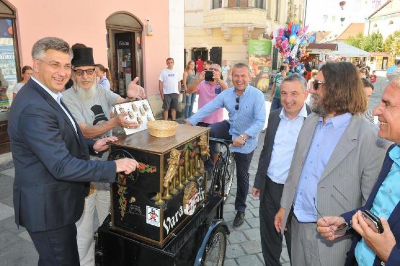 FOTO: I premijer Andrej Plenković prošpancirao se gradskim ulicama