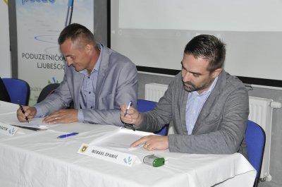 Ugovor su potpisali direktor PZ Ljubešćica Mihael Špaić (desno) i direktor poduzeća Hoto Lignum Branko Horvatin
