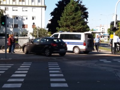 U Zagrebačkoj ulici auto naletio na biciklistkinju, srećom nema ozlijeđenih