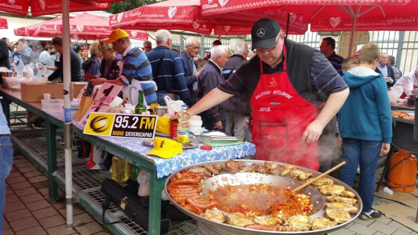 FOTO: Veselica na placu, a kotlovinu pripremaju čak 23 ekipe