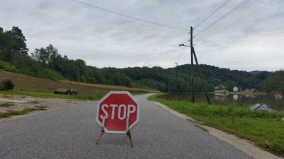 Dio državne ceste u Stažnjevcu još zatvoren, vatrogasci imaju na desetke intervencija