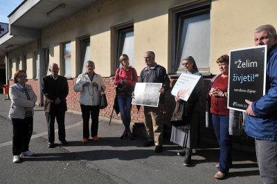 Molitelji ponovno pred bolnicom: ostaju svaki dan do 5. studenog