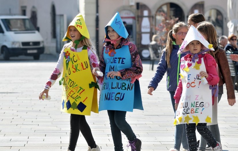 FOTO: Pokretnom izložbom započeo Dječji tjedan