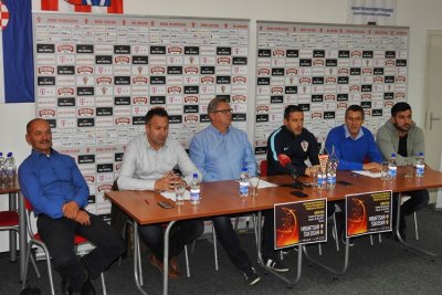 Fotografija s konferencije za novinare na kojoj su najavljene kvalifikacijske utakmice U-21 hrvatske reprezentacije