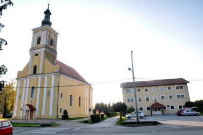 Mladić (20) pijan autom sletio s ceste i zabio se u crkvu u V. Bukovcu
