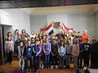 Učenici iz OŠ Svibovec posjetili Županijsku palaču: Najzanimljivija im bila Husarska pukovnija