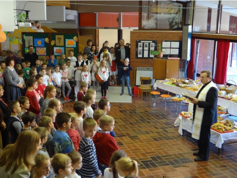 FOTO: Prigodnim recitacijama, igrokazima i pjesmom toplički učenici obilježili Dane kruha