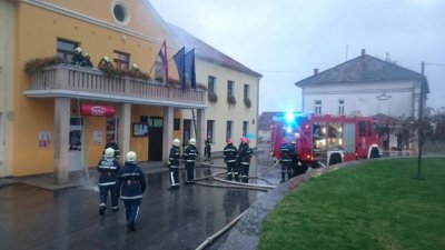 FOTO: &quot;Gorjela&quot; vinička općinska zgrada, požar gasilo 35 vatrogasaca