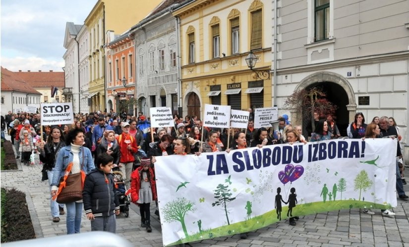 FOTO: Izašli brojni građani te transparentima i zviždaljkama ukazali na slobodu izbora pri cijepljenju