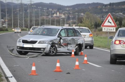 FOTO: U sudaru dva automobila na istočnoj obilaznici ozlijeđen muškarac