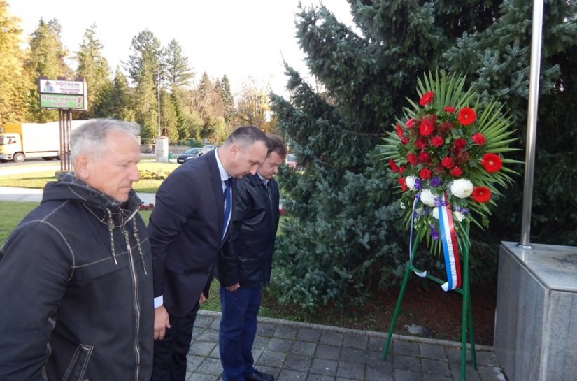 U Novom Marofu položen vijenac i zapaljene svijeće uoči blagdana Svih svetih