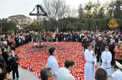 FOTO: Povodom blagdana Svih Svetih brojni građani prisjetili se svojih najmilijih