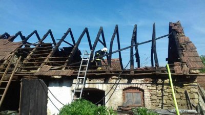 Na Dugom Vrhu danas izgorjelo krovište obiteljske kuće, uzrok se još ne zna