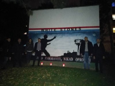 Članovi Mladeži HDZ-a ispred murala zapalili svijeće u znak sjećanja na žrtvu Vukovara