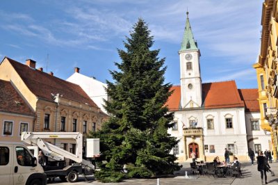 FOTO Unatoč proljetnim temperaturama adventski duh je u gradu, na Korzu i impresivni bor