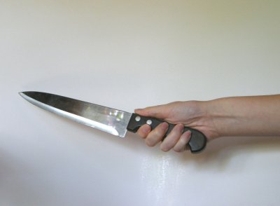 Obiteljski nasilnik (69) nožem nasrnuo na policajca