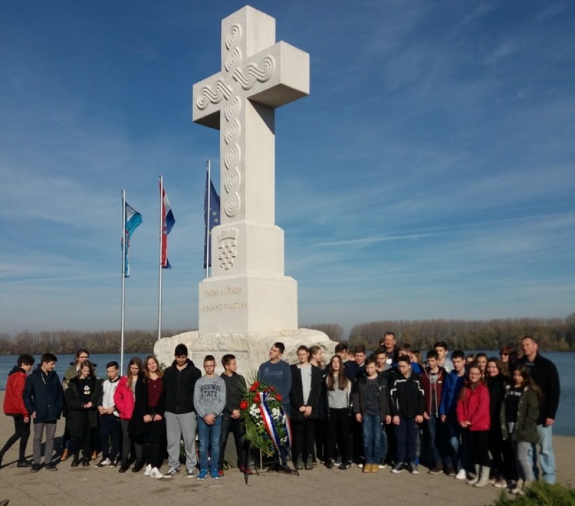 Učenici Luka Dušak i Ivan Trošeljac pokazali zavidno znanje u kvizu o Vukovaru