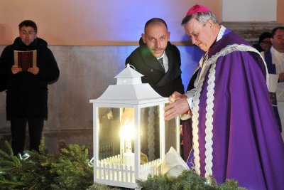 FOTO: Ispred varaždinske katedrale upaljena prva svijeća na adventskom vijencu
