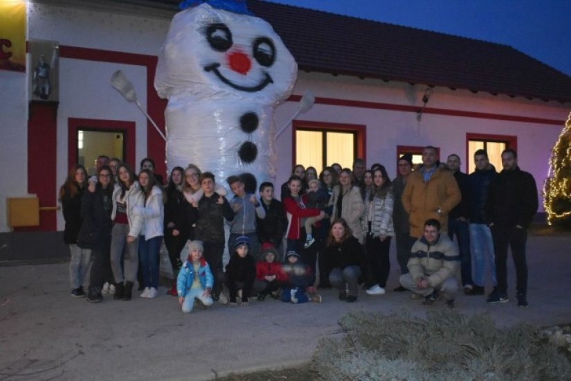 Mladi vatrogasci u Martijancu okitili božićna drvca