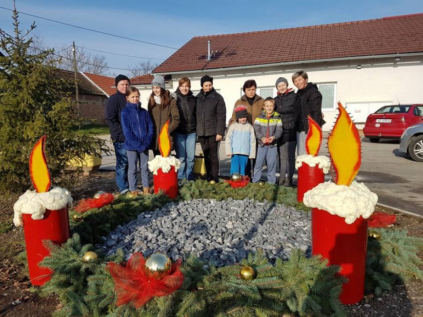 FOTO: Adventski vijenac i ove godine krasi središte Jurketinca