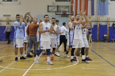 Nakon susreta košarkaši Grafičara zahvalili su publici na bodrenju u večerašnjem susretu u kojem su došli do druge pobjede u prvenstvu
