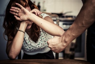 Dvije godine psihički zlostavljao suprugu i branio joj kontakt s roditeljima