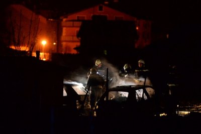 Na dva automobila u Osječkoj ulici u Hrašćici u utorak izbio požar