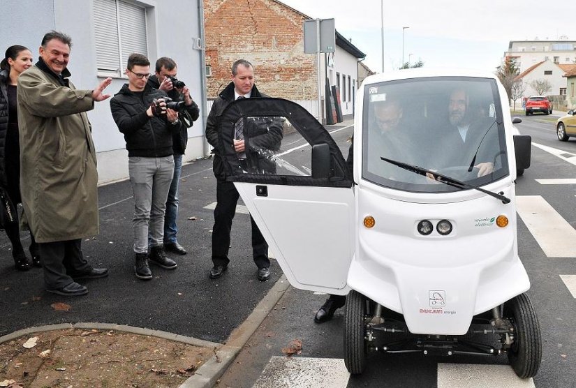 Ivan Čehok ministra unutarnjih poslova u elektromobilu provozao gradom