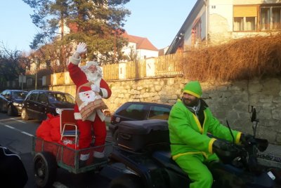 FOTO I u V. Toplice Djed Mraz stigao na motoru, a obitelj Filipašić izradila velike jaslice