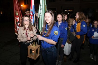 Betlehemsko svjetlo mira stiglo u varaždinsku katedralu