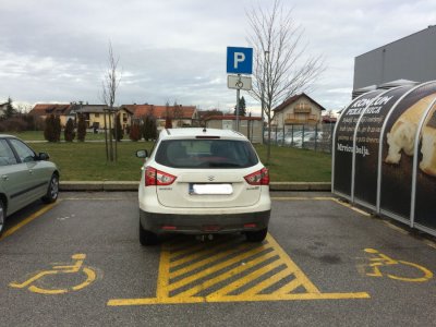 Nekultura parkiranja u Varaždinu: Zauzeo, ne jedno, već dva mjesta za invalide