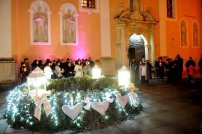 FOTO: Ispred varaždinske katedrale zapaljena četvrta adventska svijeća