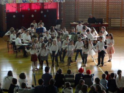 FOTO: U topličkoj školi rasplesano i raspjevano završili prvo polugodište