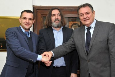 M. Posavec, I. Čehok i R. Čačić (slijeva na desno) potpisali ugovor o sufinanciranju rukometnog EURO-a