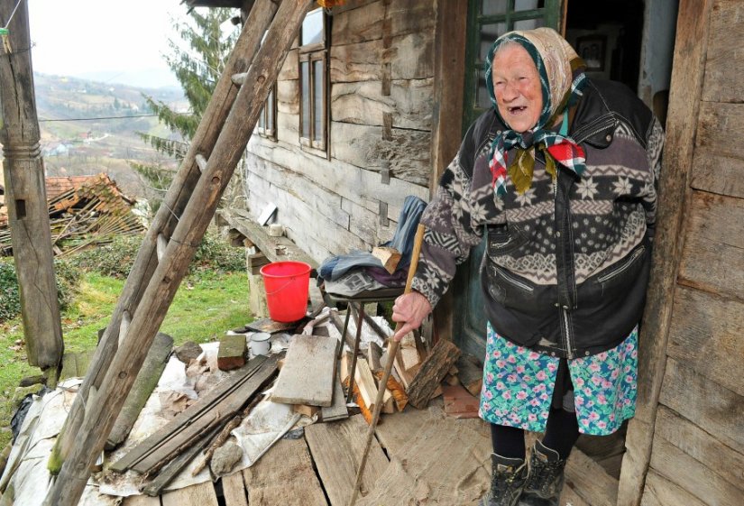 Baka Eva (89) živi sama bez tekuće vode, a uzdržavateljica je ne obilazi jer se je boji?!