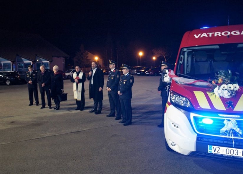 Gradonačelnik Čehok DVD-u Biškupec predao ključeve novog vatrogasnog vozila