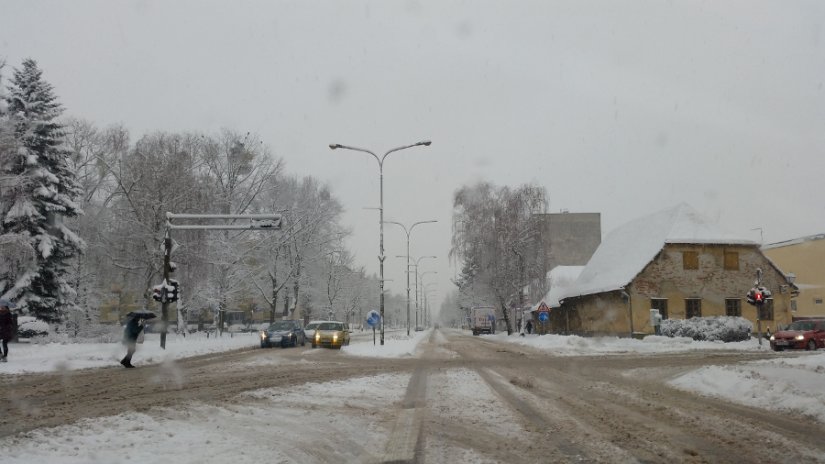 FOTO: Snijeg koji je napadao tijekom noći uzrokuje probleme u prometu