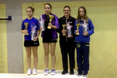 Jelena Vukelić (druga s lijeva) i Bruna Borovec (druga s desna) na postolju u kategoriji mlađih kadetkinja