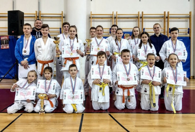 AIK osvojio 16 medalja na međunarodnom natjecanju karatea u Samoboru