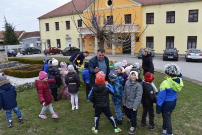 FOTO Uskrsne dekoracije ispred viničke općinske zgrade, a pisanica u G. Ladanju