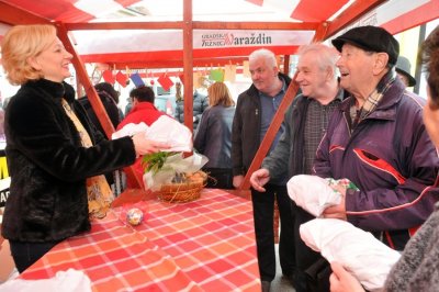 FOTO: Radio Sjeverozapad i Varaždinska županija na placu podijelili više od 6.000 pisanica