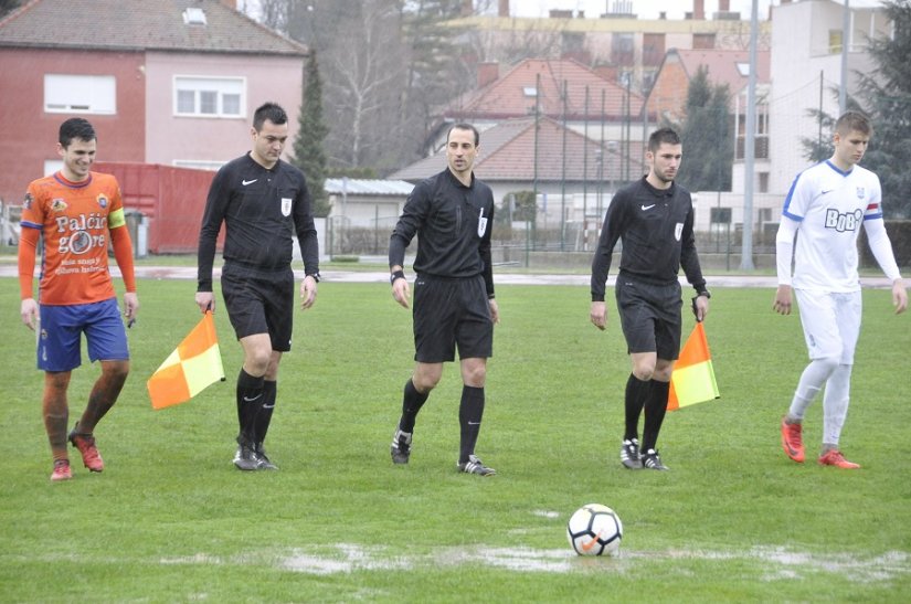 Sudac utakmice sa svojim pomoćnicima i kapetanima momčadi obišao je teren uoči predviđenog termina susreta