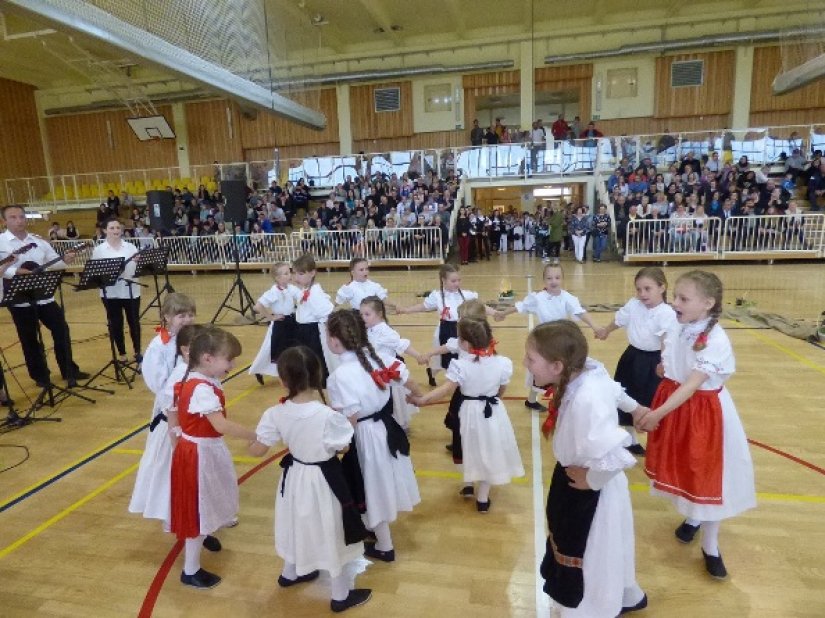 FOTO Više od 300 mališana iz osam KUD-ova nastupilo je na 10. dječjoj smotri folklora u Cestici